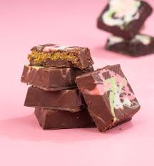 pistachio kunafa mini-chocolate bar